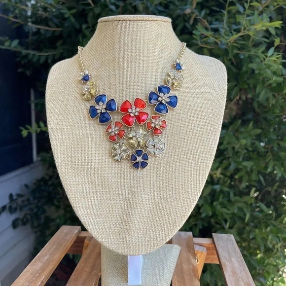 Flower Women Necklace - Picture 2 of 6